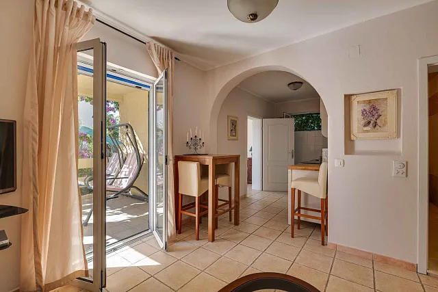 Three-Bedroom Ground-Floor Apartment with Private Entrance and Sea View — photo 7